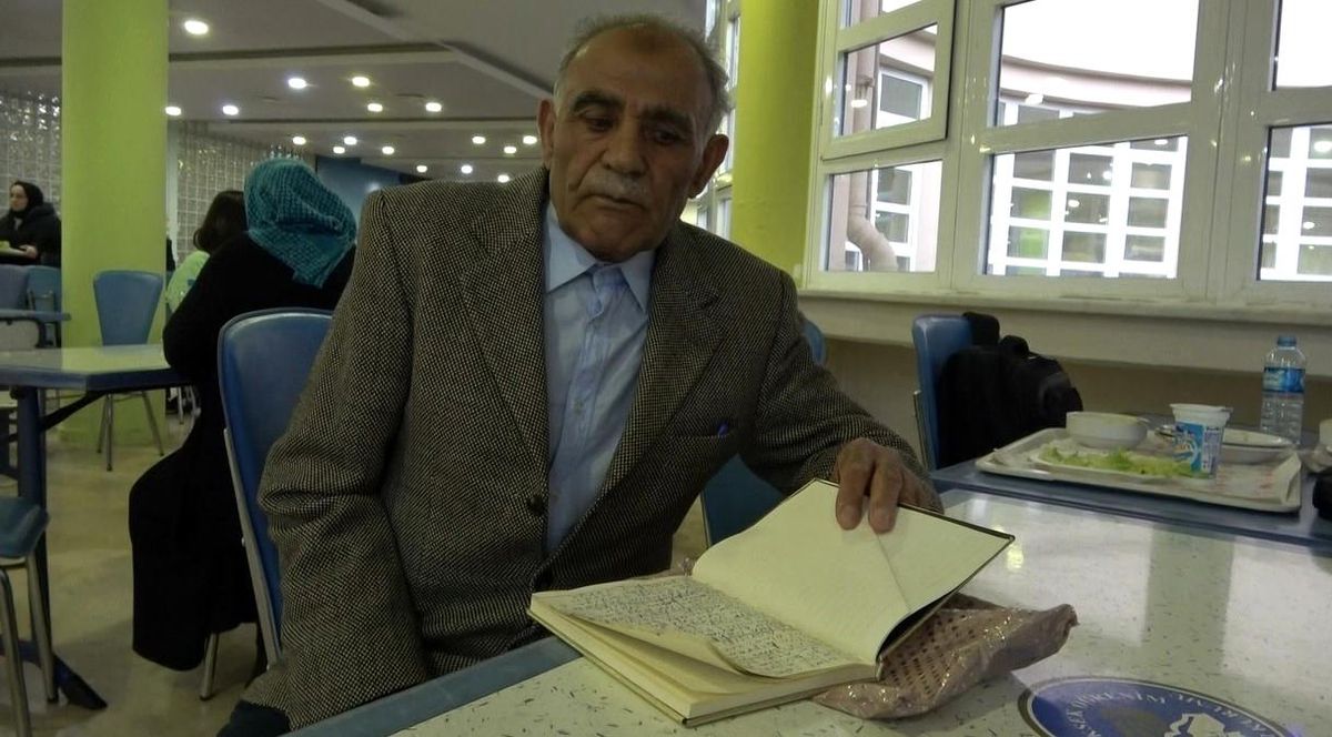 Depremzede 77 yaşındaki Umut dede, yaşadığı acıları şiire döktü