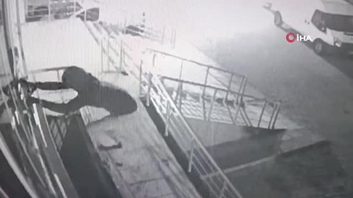 Depremzedelerin evini soyan hırsızlar önce kameralara sonra polise yakalandı