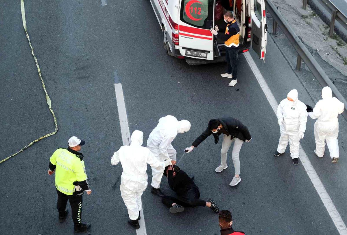 E-5 karayolunda ilginç anlar, bir adam yolun ortasına yattı