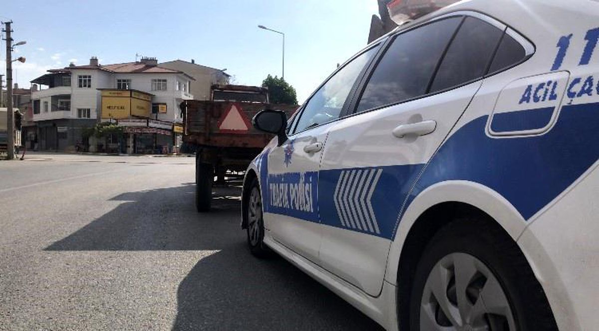 Ehliyetsiz traktör sürücüsü polisten kaçamadı