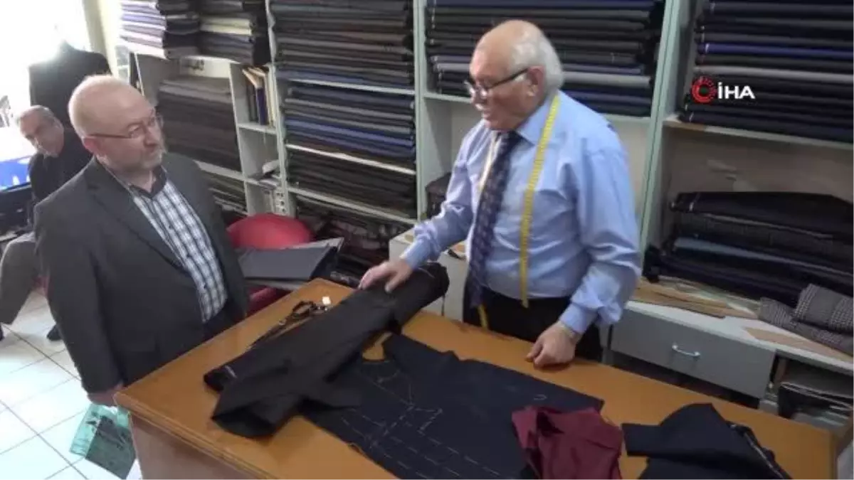 Elleri ile diktiği kıyafetlerle yarım asırdır ekmek parasını kazanıyor