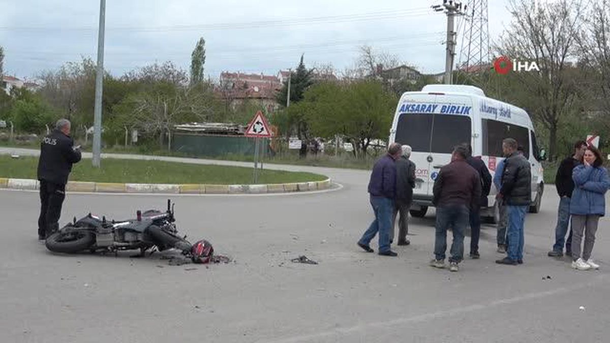 Hız motosikleti minibüse çarptı: 1 ağır yaralı