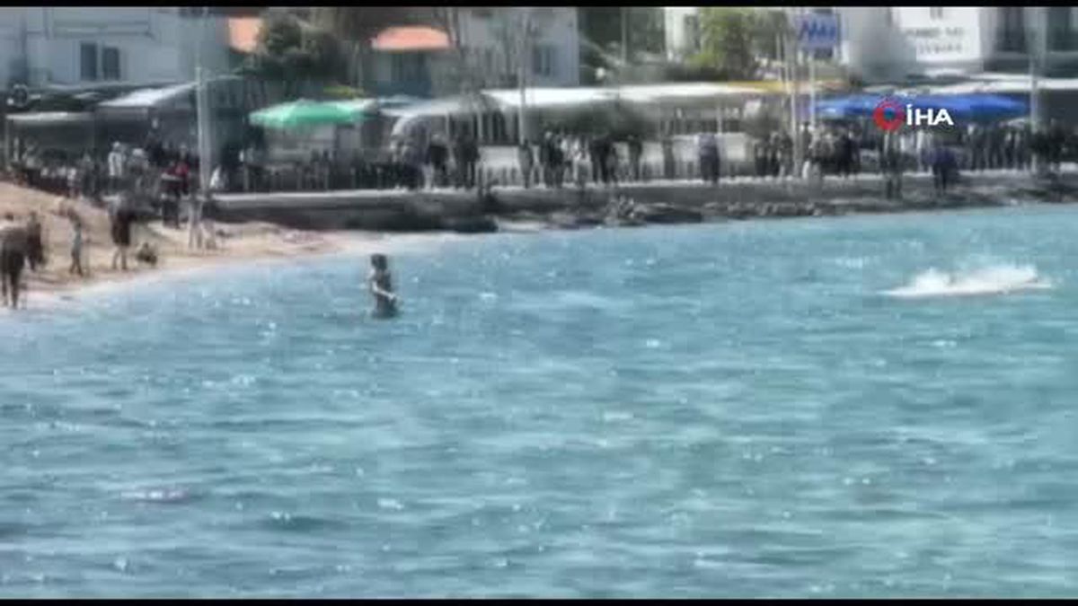 İzmir'de sıcak havayı fırsat bilenler denize girdi