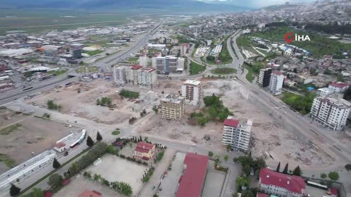 Kahramanmaraş'ta Ebrar Sitesi'nin enkazını kaldırma çalışmaları devam ediyor