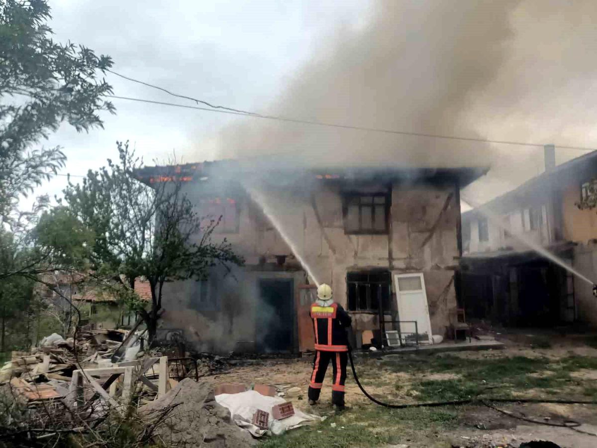 Köyde çıkan yangında bir ev alev alev yandı