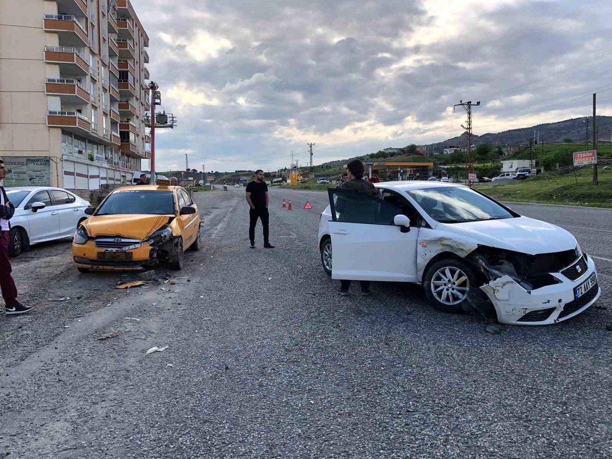 Kozluk'ta iki araç kafa kafaya çarpıştı