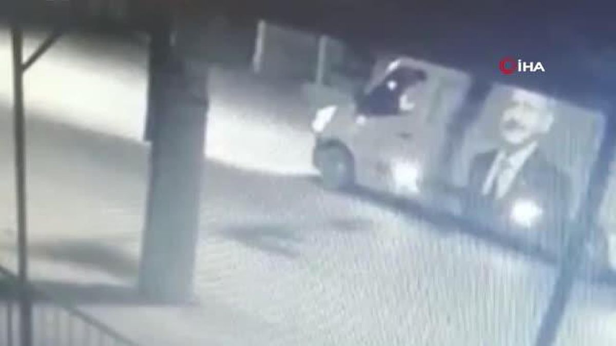 Mersin'de MHP afişlerine saldırı anı kamerada