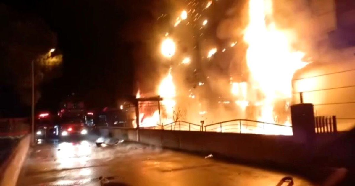 Samsun'da lokantada çıkan yangın evlere sıçradı, alevler geceyi aydınlattı