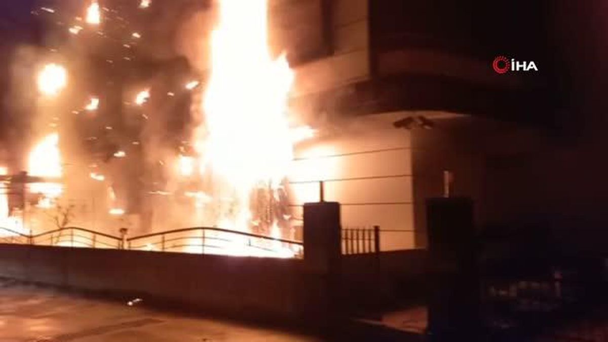 Samsun'da lokantada çıkan yangın evlere sıçradı, alevler geceyi aydınlattı