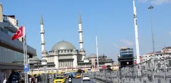 1 Mayıs için Taksim Meydanı'na demir bariyerler yerleştirildi