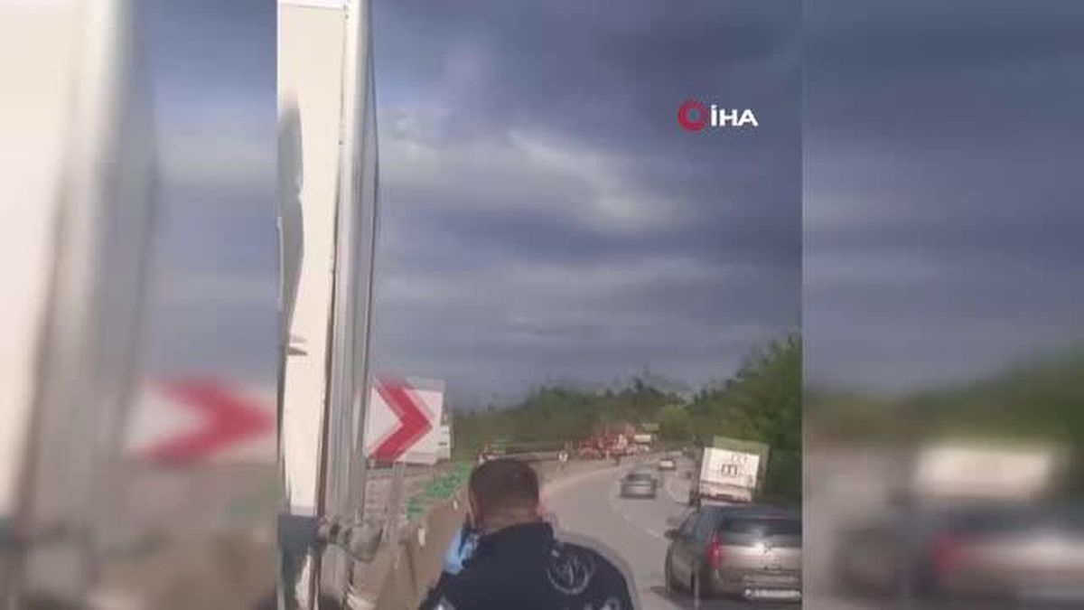 Vinç ile kamyon çarpıştı, binlerce kasa meyve ve sebze yola döküldü