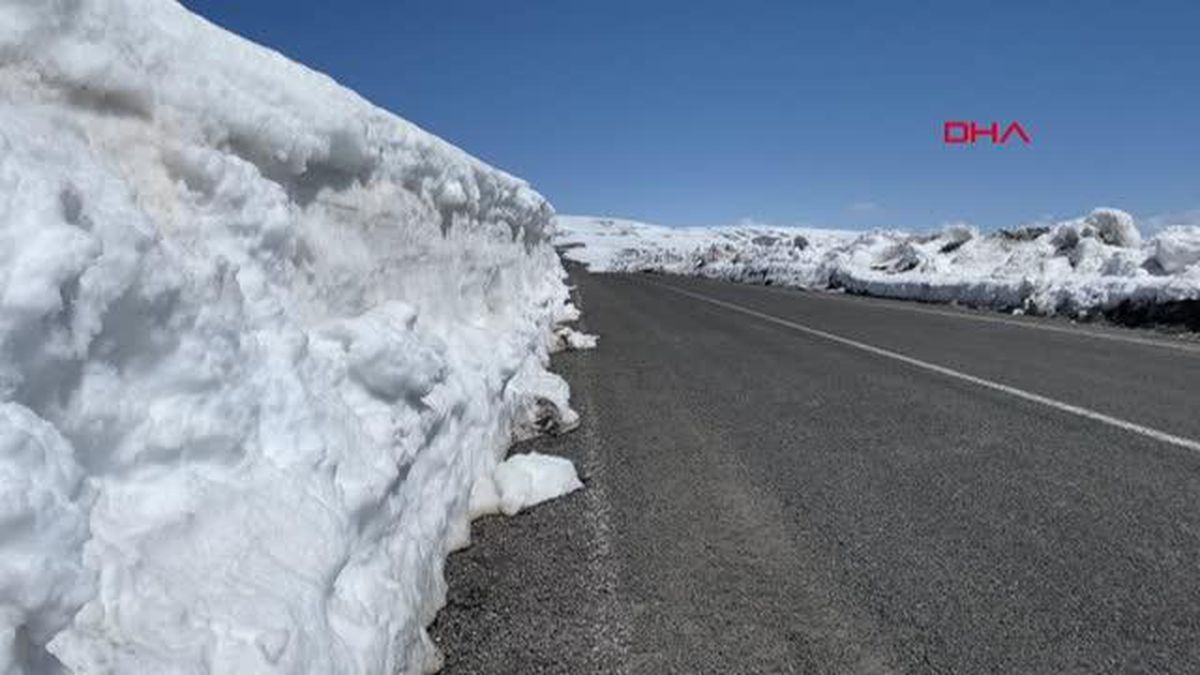 YAYLA EVLERİ, NİSAN SONUNDA KAR ALTINDA