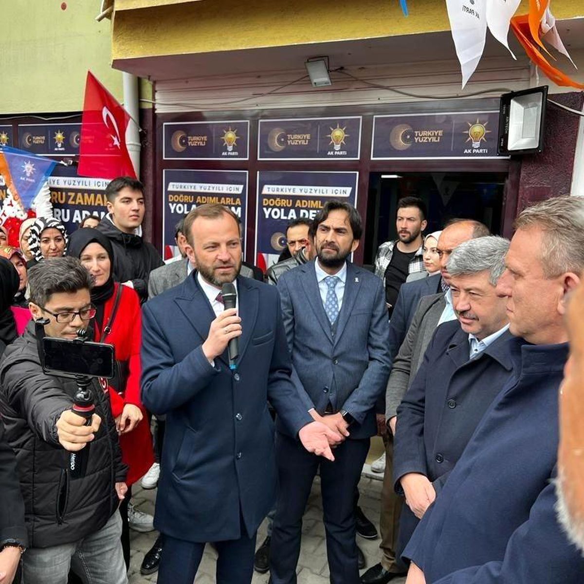 AK Parti Gediz'de seçim irtibat bürosu açtı