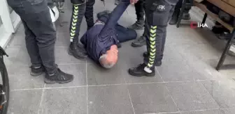 AK Parti seçim aracına saldıran şahsa polis müdahale etti