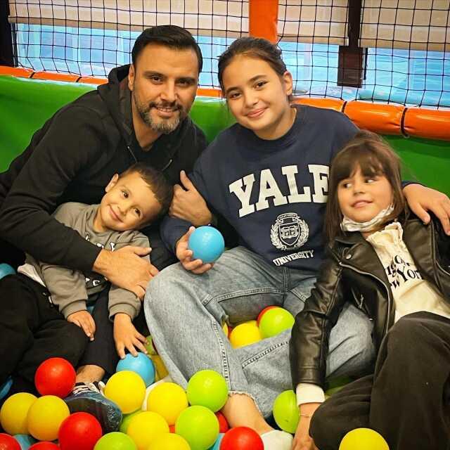 Alişan, kaybettiği kardeşinin ailesine 30 milyon TL'lik ev aldığı iddiasını yalanladı Alişan, kaybettiği kardeşinin ailesine 30 milyon TL'lik ev aldığı iddiasını yalanladı