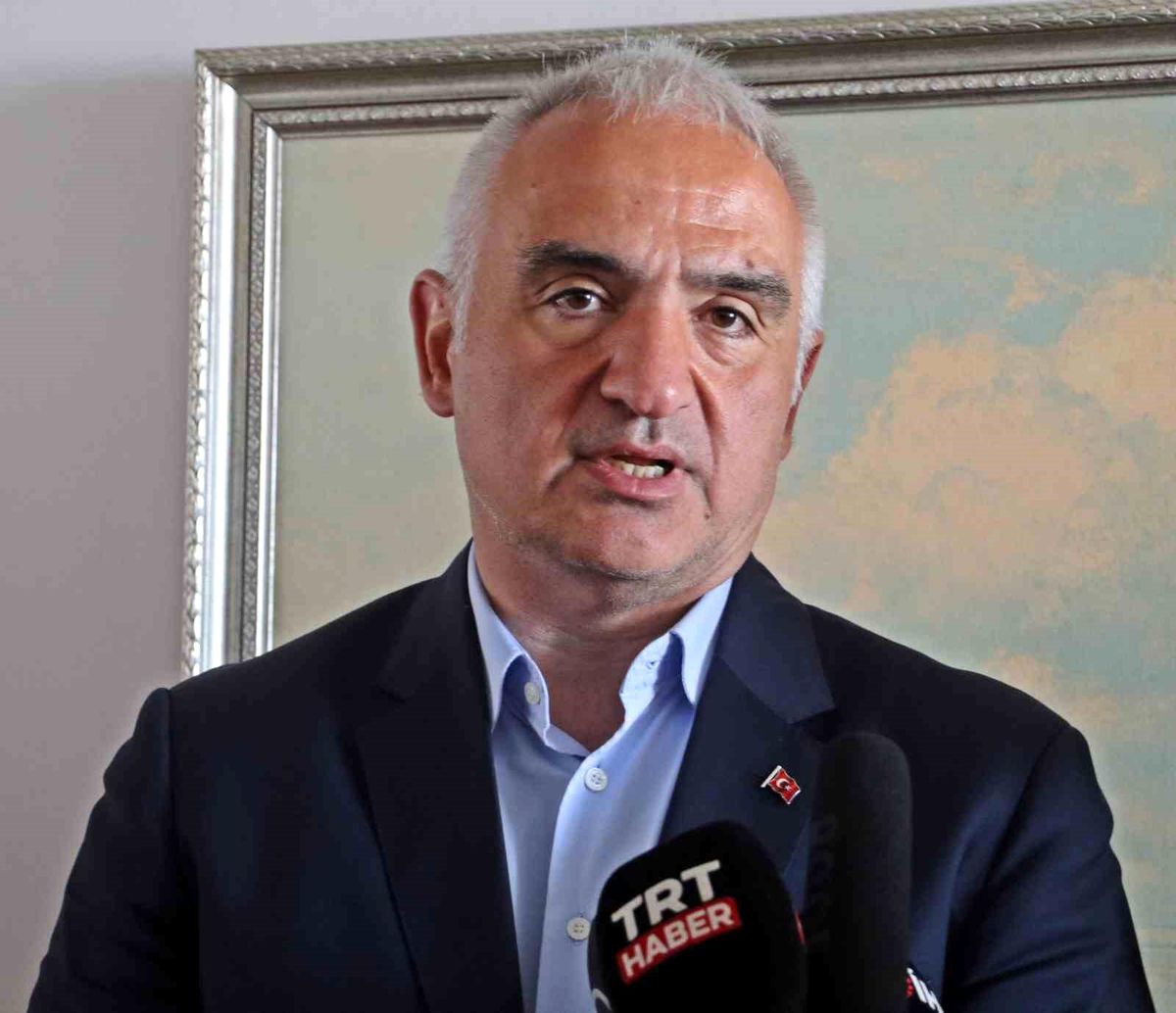 Bakan Ersoy: '2028 hedefimiz 90 milyon turist, 100 milyar dolar gelir'