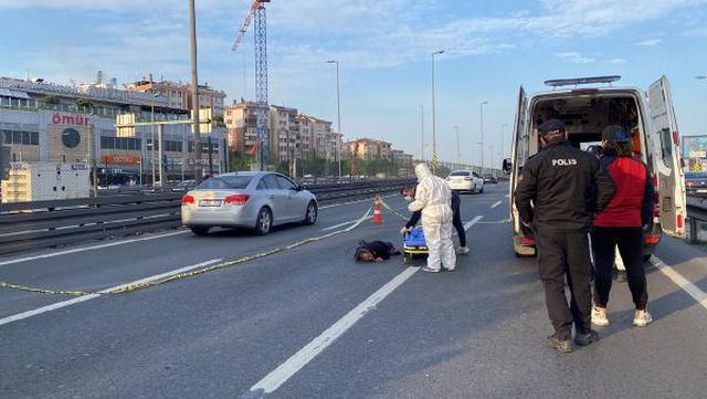 Yol ortasına yatıp trafiği kesti, 'AIDS'liyim' deyince ekipler özel kıyafetlerle müdahale etti