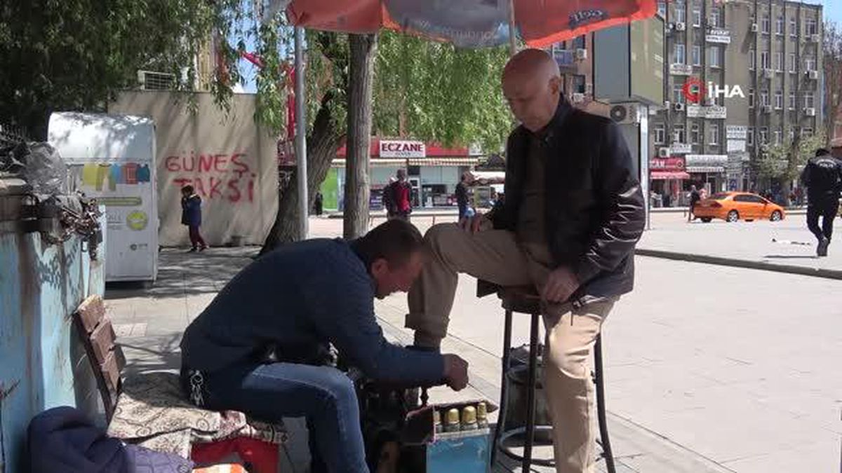Çocuklarını ayakkabı boyayarak okutan esnaf 44 yıldır aynı yerde tezgah açıyor