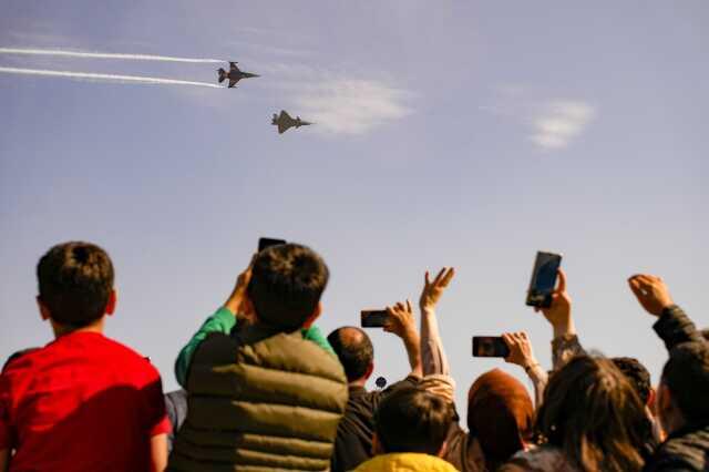 Halkın önünde dünyada bir ilk gerçekleşti! Kızılelma ve SOLOTÜRK'ten kol uçuşu Halkın önünde dünyada bir ilk gerçekleşti! Kızılelma ve SOLOTÜRK'ten kol uçuşu