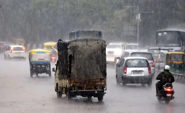Hindistan'da Şiddetli Yağışlar Etkisini Sürdürüyor