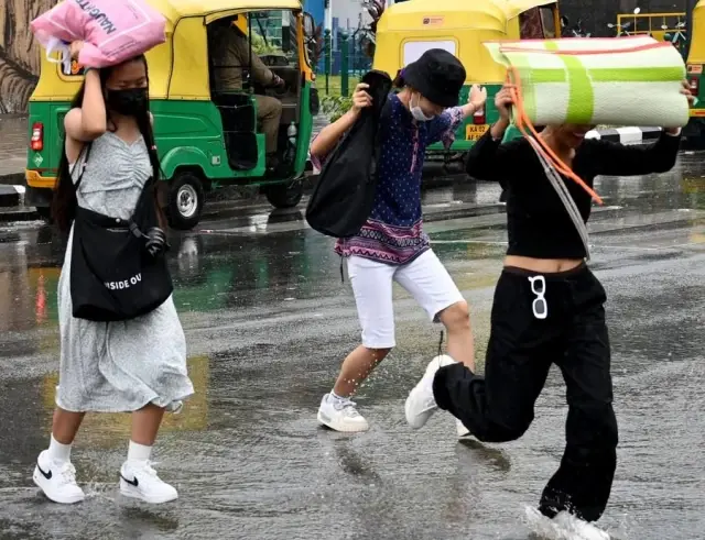 Hindistan'da Şiddetli Yağışlar Etkisini Sürdürüyor