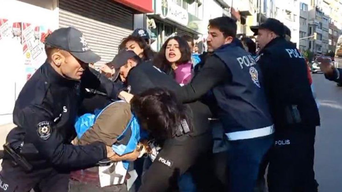İzinsiz olarak Taksim'e yürümek isteyen gruplara polis müdahalesi! Gözaltılar var