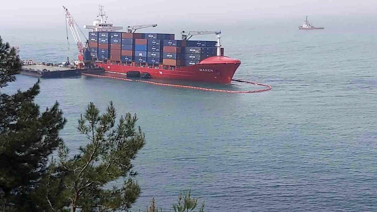 Kastamonu'da karaya oturan gemi yan yatmaya başladı