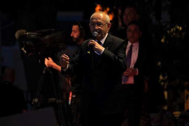 Kılıçdaroğlu mitingde açılan pankarta kayıtsız kalmadı: Taşeron işçisine kadro vereceğiz, söz Kılıçdaroğlu mitingde açılan pankarta kayıtsız kalmadı: Taşeron işçisine kadro vereceğiz, söz