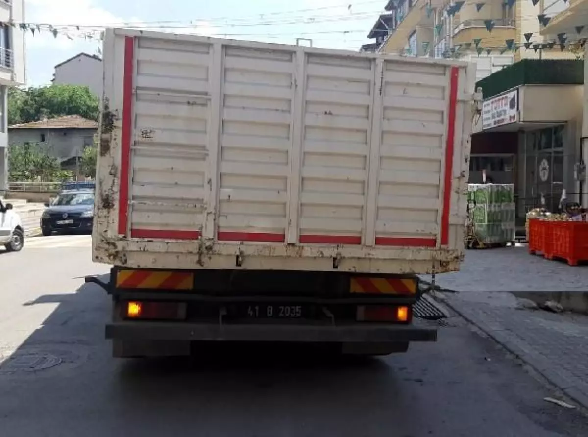 Kamyonun açılan dorse kapağı otobüs durağında bekleyen kişinin başına çarptı