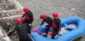 Rafting parkurunda mahsur kalan köpeğin imdadına sporcular yetişti