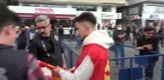 Tekirdağ'da sağanak yağmur altında 1 Mayıs kutlaması