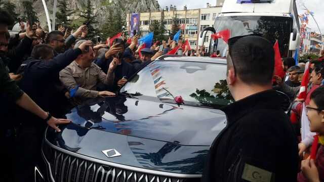 Togg'u karşısında gören vatandaş sevincinden kaputu öptü