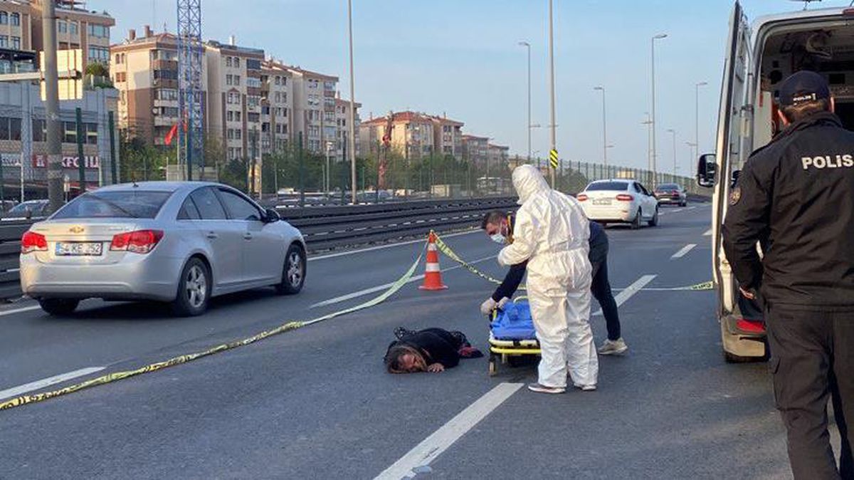 Yol ortasına yatıp trafiği kesti, 'AIDS'liyim' deyince ekipler özel kıyafetlerle müdahale etti