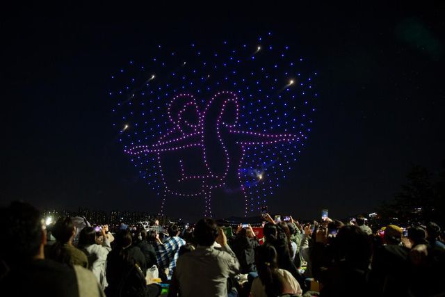2023 Seul Festivali'ndeki Drone'lu Işık Gösterisi İzleyenleri Büyüledi
