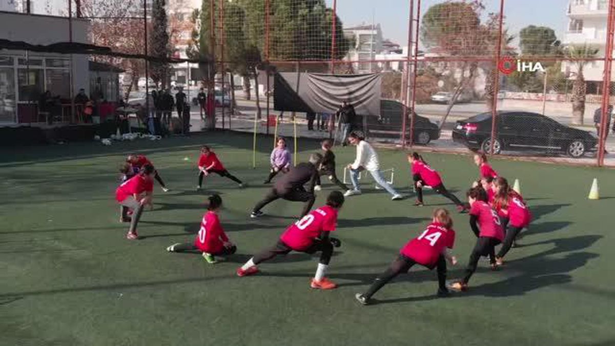 8 yaşındaki otizmli Ela'nın tek hayali yeşil sahada ter dökmek
