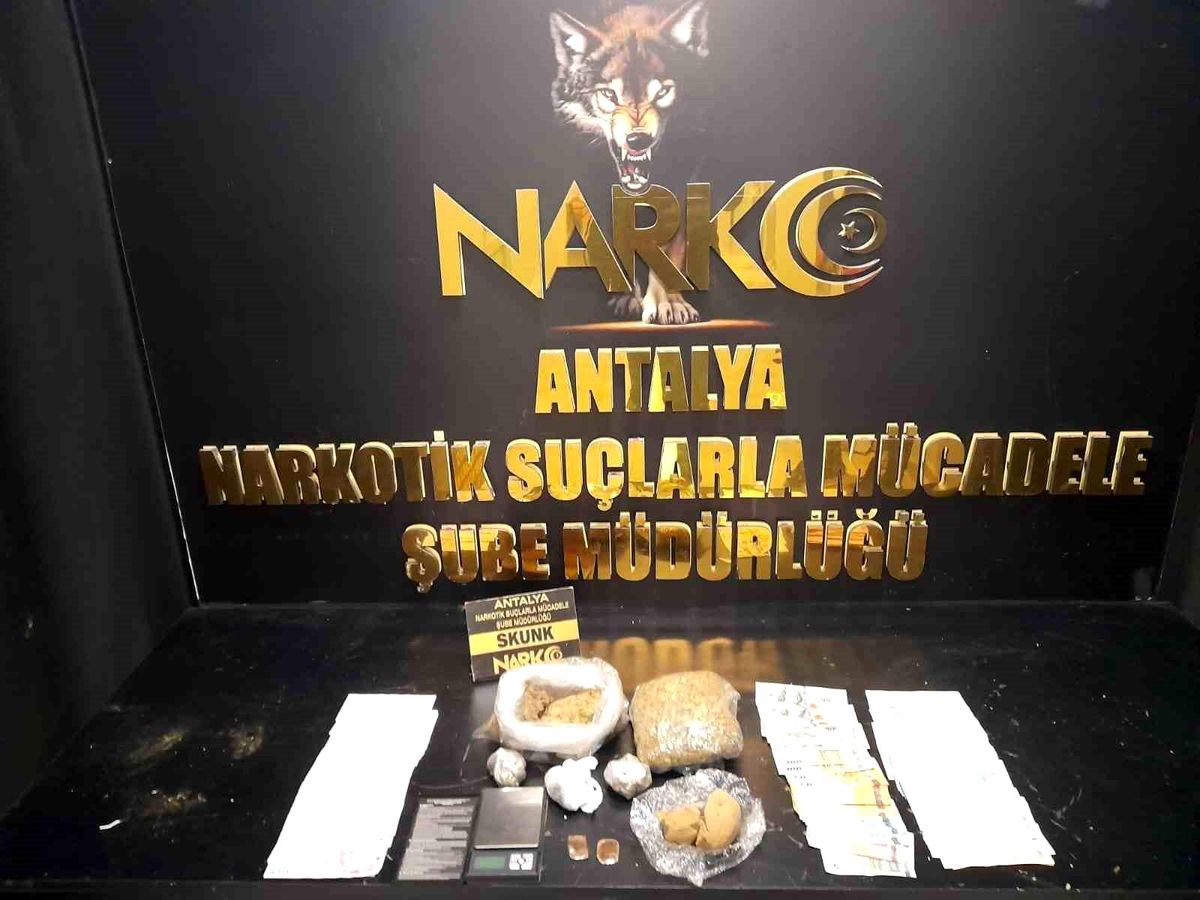 Antalya'da 5 kilo 272 gram esrar, 19 bin 881 adet extacy hap ele geçirildi