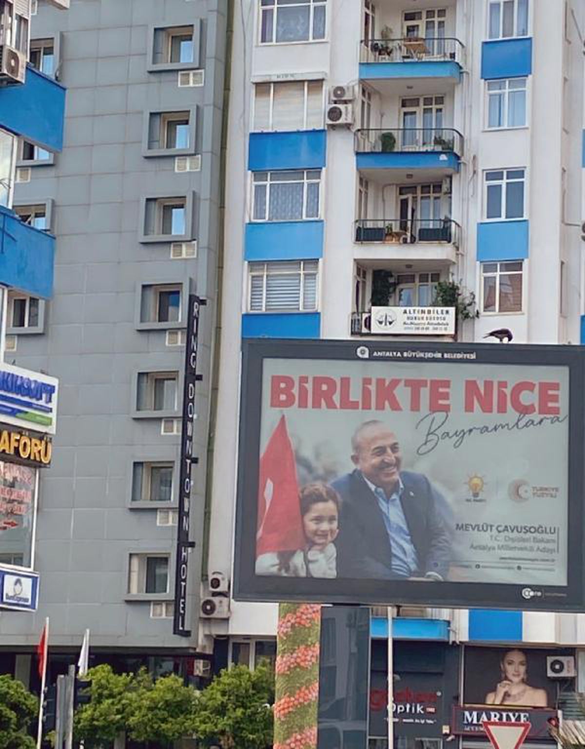 Antalya'da Mevlüt Çavuşoğlu'nun bayraklı afişleri kaldırıldı