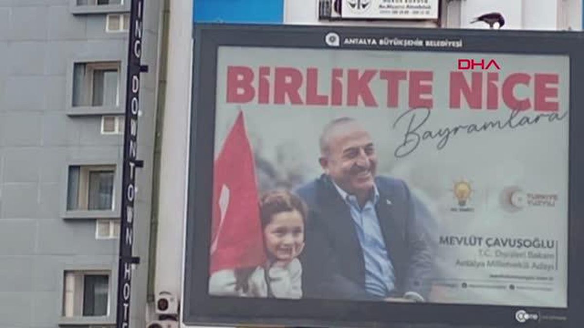 ANTALYA'DA ÇAVUŞOĞLU'NUN BAYRAKLI AFİŞLERİ KALDIRILDI
