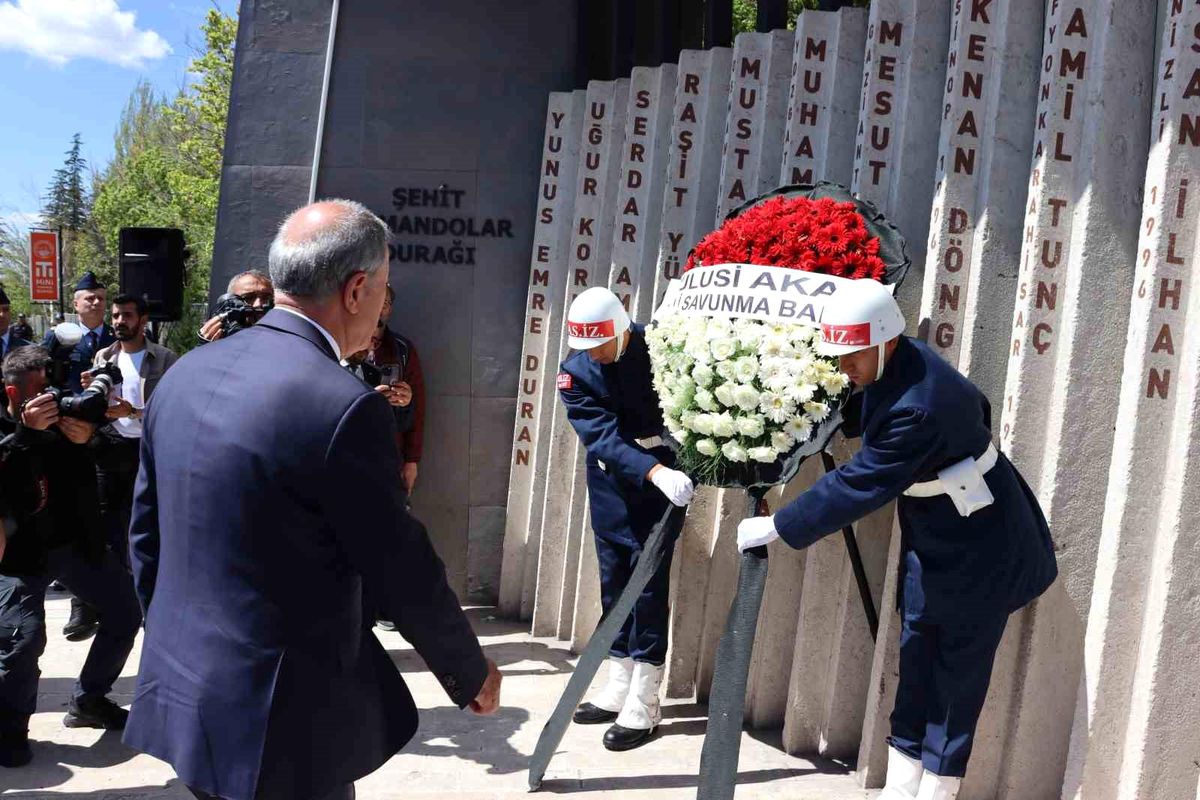 Bakan Akar: 'Terör örgütü seçimleri umut olarak görüyor'