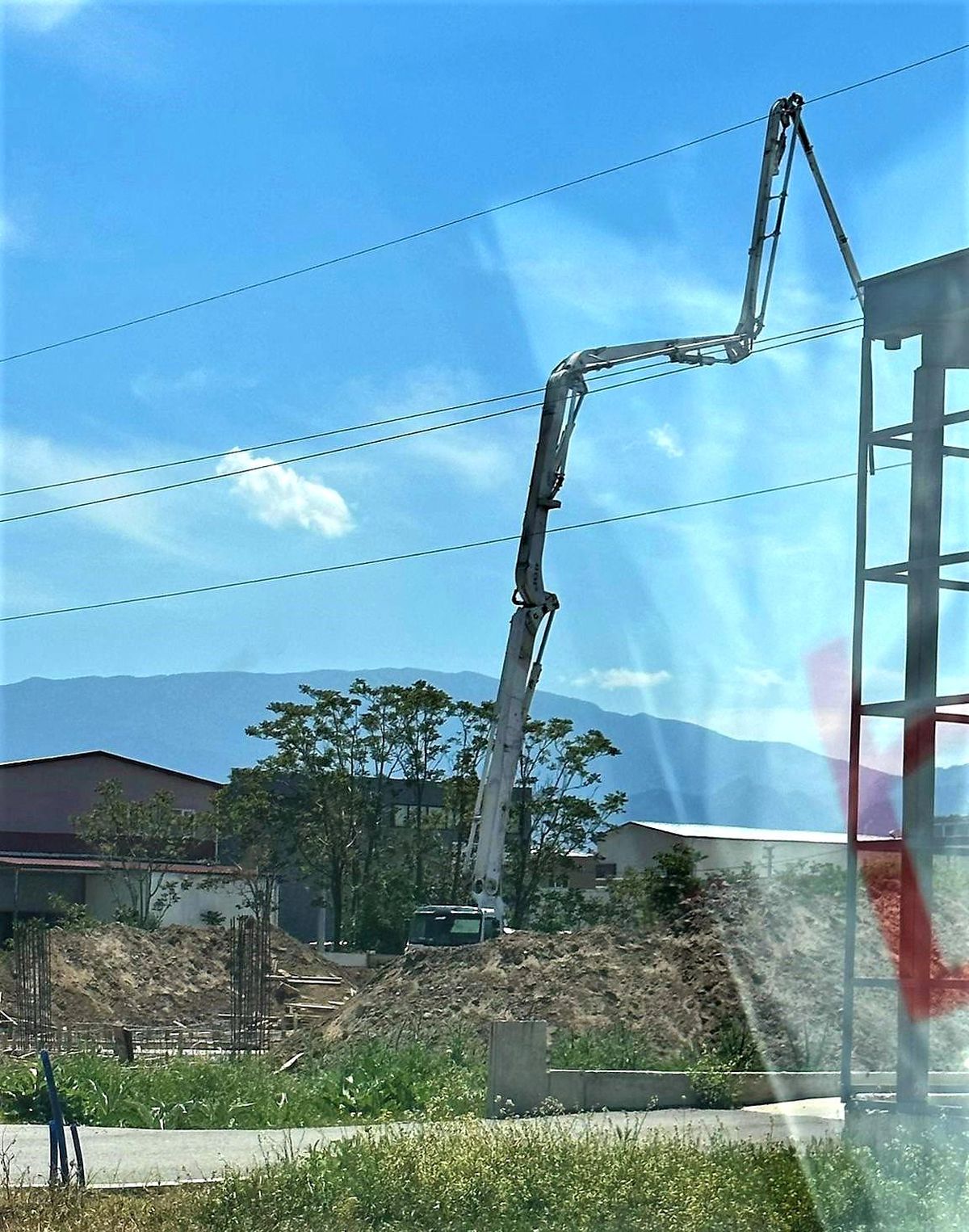 Beton pompası yüksek gerilim hattını temas etti: 1 ağır yaralı