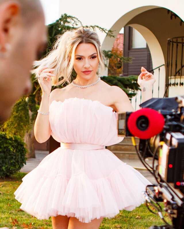 Cesur pozlarına alışık olduğumuz Hadise'de olay yaratacak fotoğraf! Kalçasını paylaştı Cesur pozlarına alışık olduğumuz Hadise'de olay yaratacak fotoğraf! Kalçasını paylaştı