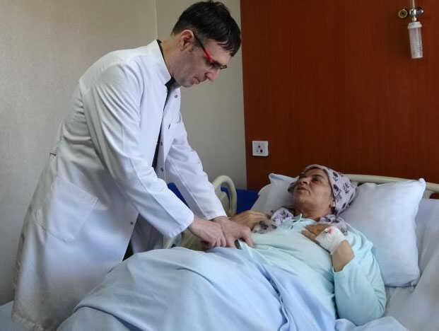 Doktor, güçlükle ikna ettiği hastanın safra kesesinden 2 bin adet taş çıkardı