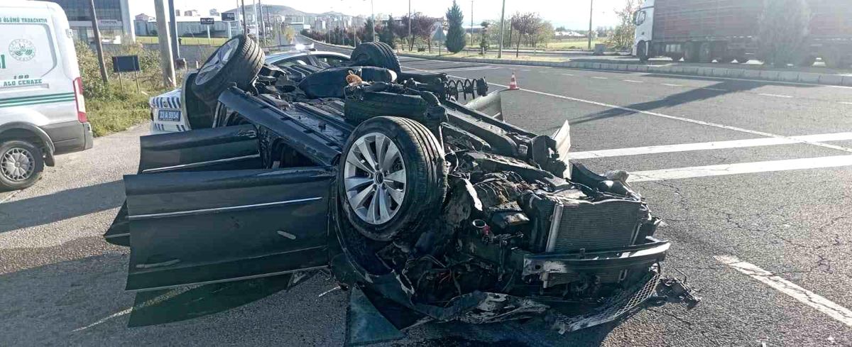 Elazığ'da karşı şeride geçen otomobil ters döndü: 1 ölü, 2 yaralı
