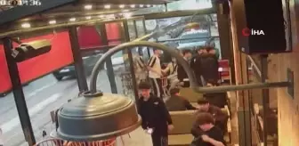 Gençlerin kavgası kafeyi böyle karıştırdı: O anlar kamerada