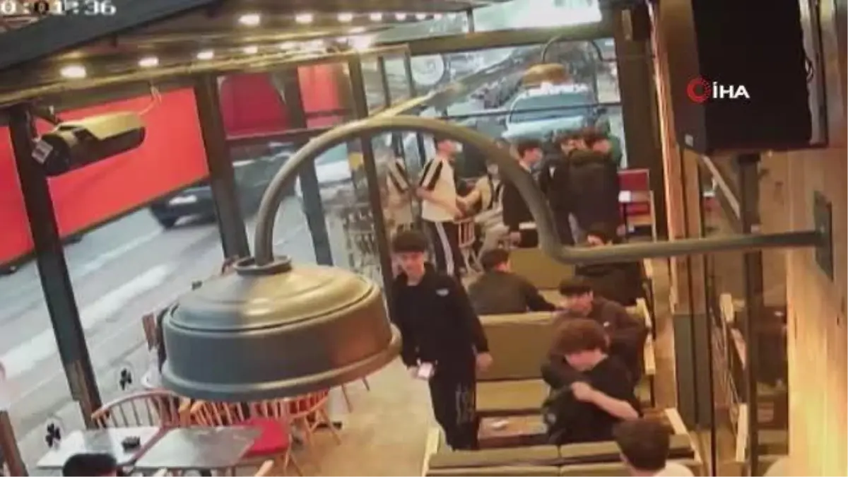 Gençlerin kavgası kafeyi böyle karıştırdı: O anlar kamerada