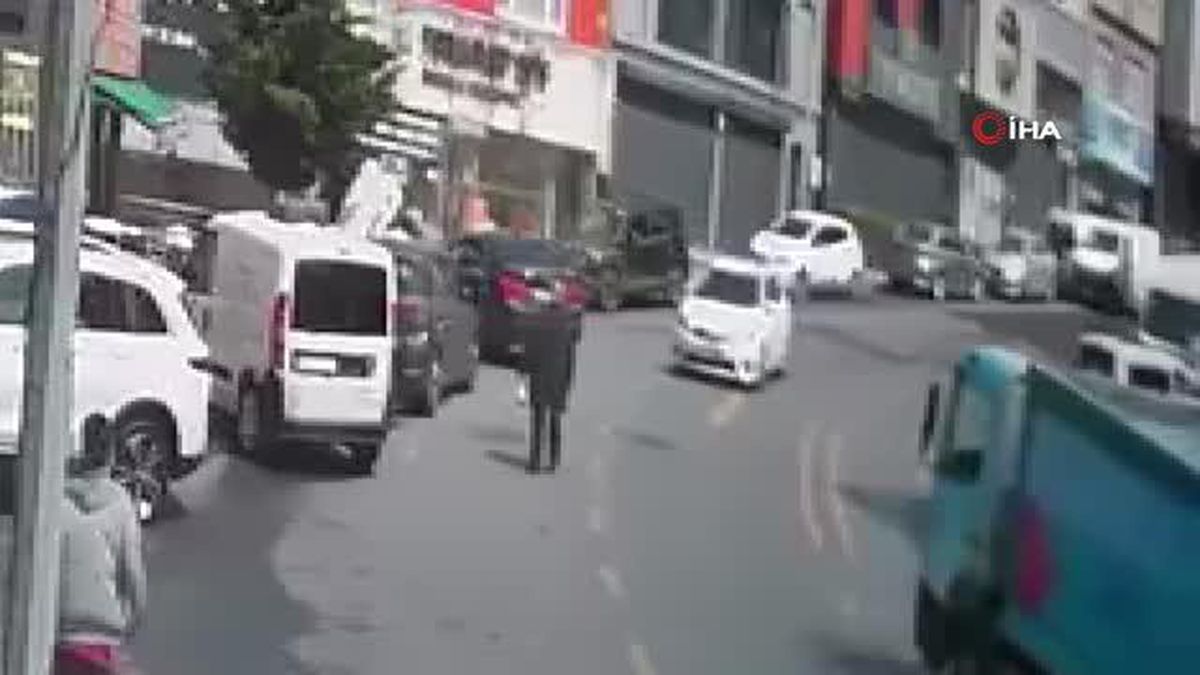Hızını alamayan araç sürücüsü önce kadını ardından minibüse böyle çarptı