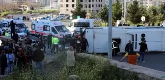 Kayseri'de TIR ile servis midibüsü çarpıştı: 1'i ağır 33 kişi yaralandı