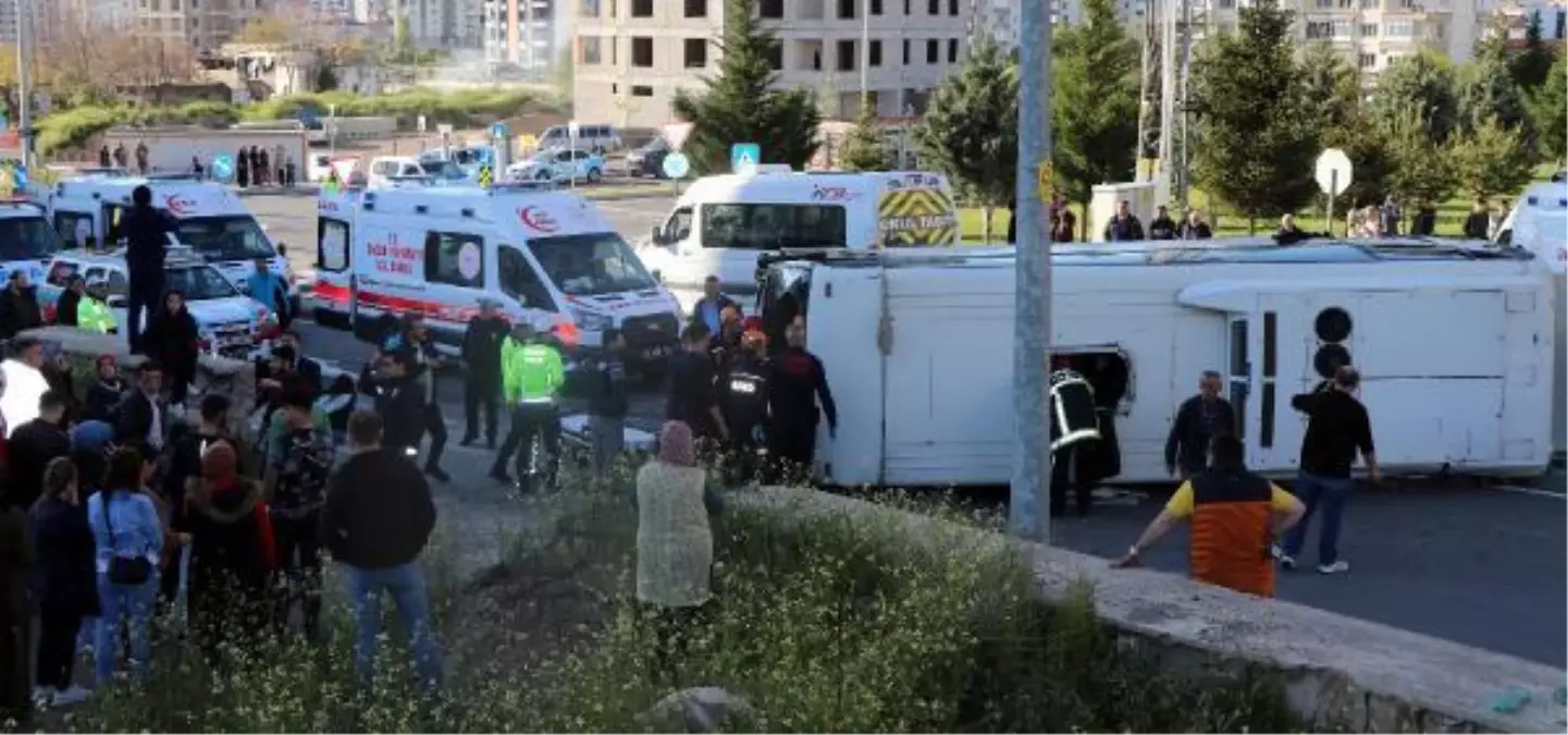 Kayseri'de TIR ile servis midibüsü çarpıştı: 1'i ağır 33 kişi yaralandı