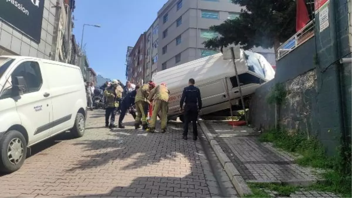 Kağıthane'de trafik kazası: Kadın ağır yaralandı