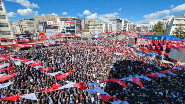 Kılıçdaroğlu'na miting için gittiği Van'da yoğun ilgi! Seçim otobüsü ilerlemekte zorlandı